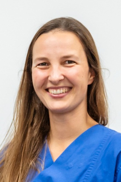 Das Bild zeigt die Medizinerin Frau Weiß.